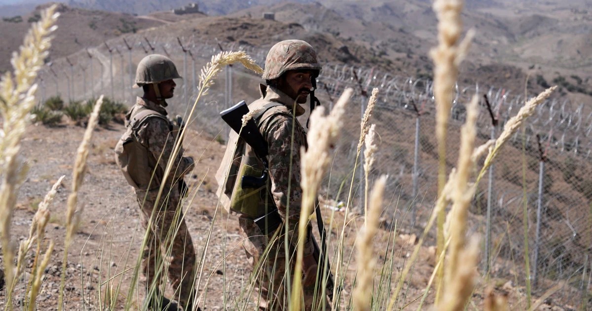 Suicide car bombing in Pakistan kills 14 soldiers and injures 25 people – FameReddir