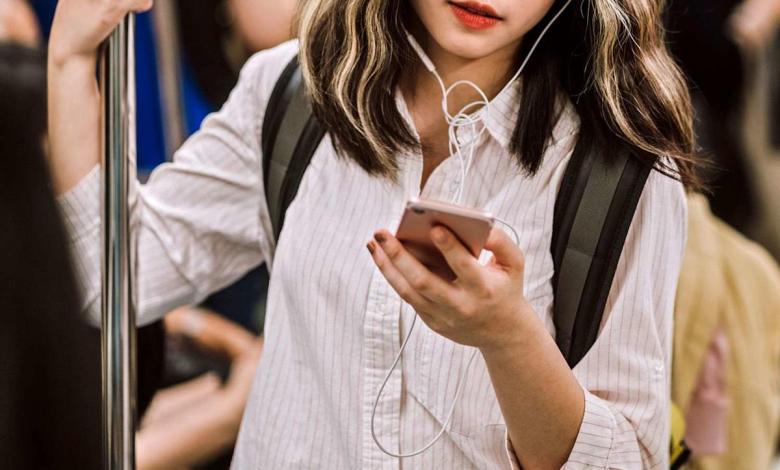 Passenger says pregnant woman’s partner starts “swearing” to her for asking her to leave her seat Passenger says pregnant woman’s partner starts “swearing” to her for asking her to leave her seat