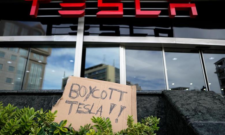 Tesla falls again as investors bail in Elon Musk’s sudden struggle with electric car company Tesla falls again as investors bail in Elon Musk’s sudden struggle with electric car company