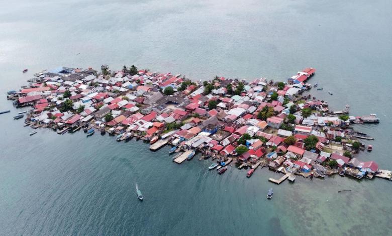 Indigenous groups flee from drowning island Indigenous groups flee from drowning island
