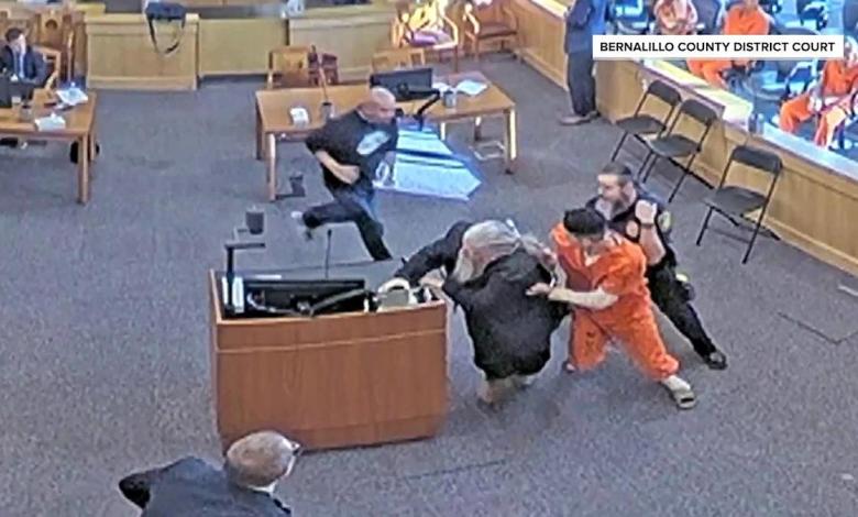 Video shows that the New Mexican murder suspect was attacked by the victim’s family in court Video shows that the New Mexican murder suspect was attacked by the victim’s family in court