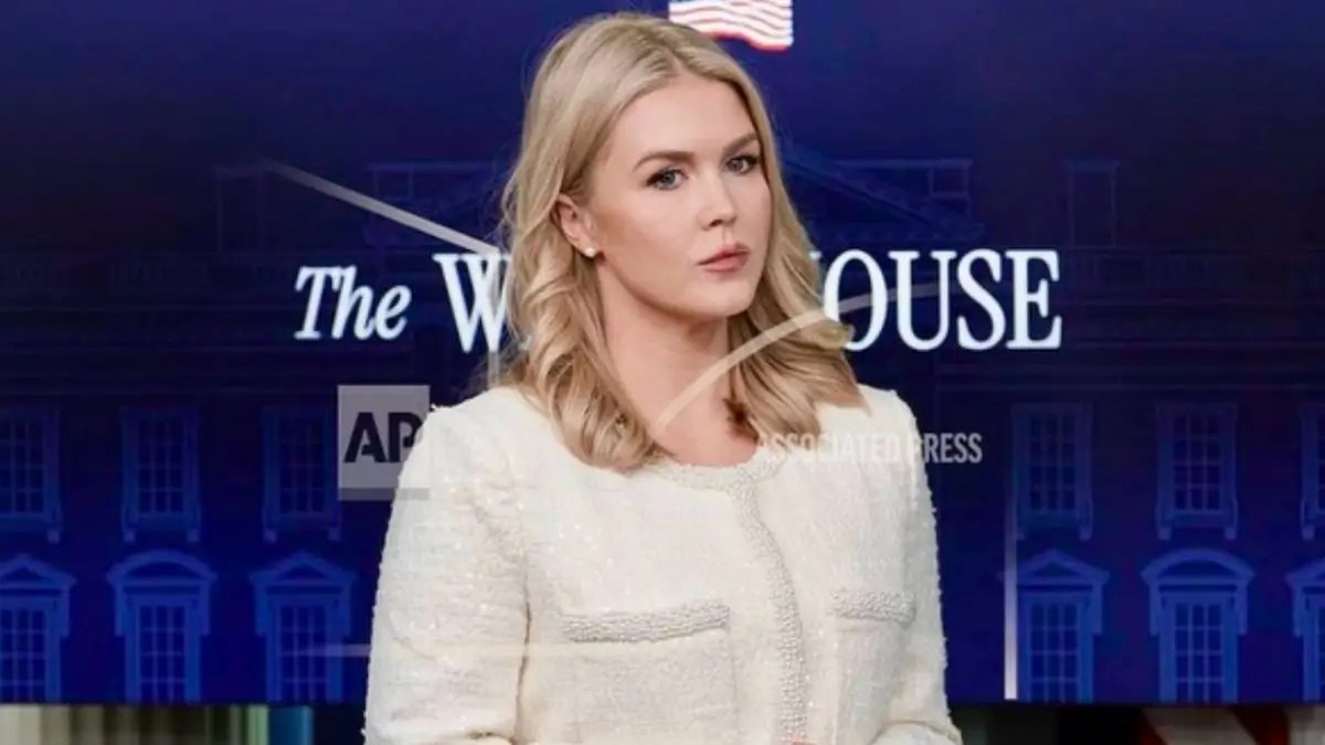 ‘Why Do You Look Like That?’: New Photo of Press Secretary Karoline Leavitt and Donald Trump Has Critics Claiming She Looks Half His Age | FROUSA Media | FROUSA Media ‘Why Do You Look Like That?’: New Photo of Press Secretary Karoline Leavitt and Donald Trump Has Critics Claiming She Looks Half His Age | FROUSA Media | FROUSA Media