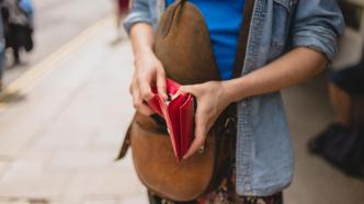 4 Financial Warning Signs to Watch Out for During Holiday Sales and Promotions 4 Financial Warning Signs to Watch Out for During Holiday Sales and Promotions