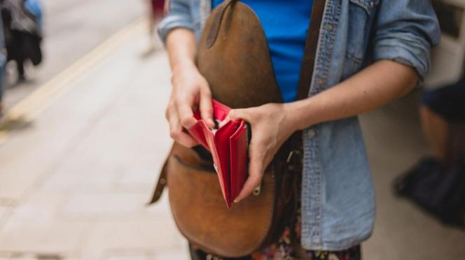 4 Financial Warning Signs to Watch Out for During Holiday Sales and Promotions 4 Financial Warning Signs to Watch Out for During Holiday Sales and Promotions