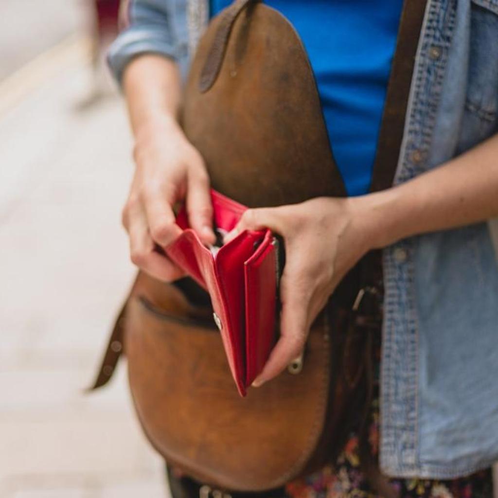 4 Financial Warning Signs to Watch Out for During Holiday Sales and Promotions 4 Financial Warning Signs to Watch Out for During Holiday Sales and Promotions