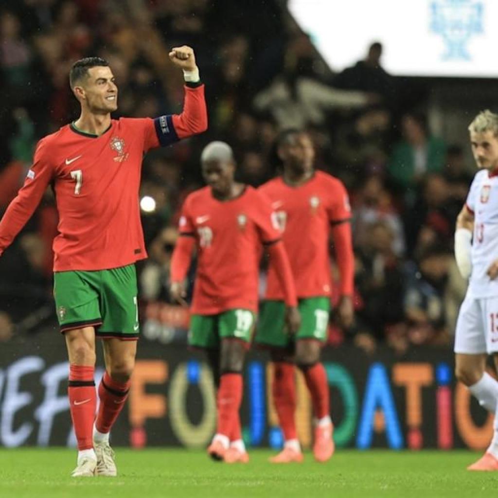 Video: Zielinski and Zalewski cease CR7 for pictures after Portugal 5-1 Poland Video: Zielinski and Zalewski cease CR7 for pictures after Portugal 5-1 Poland