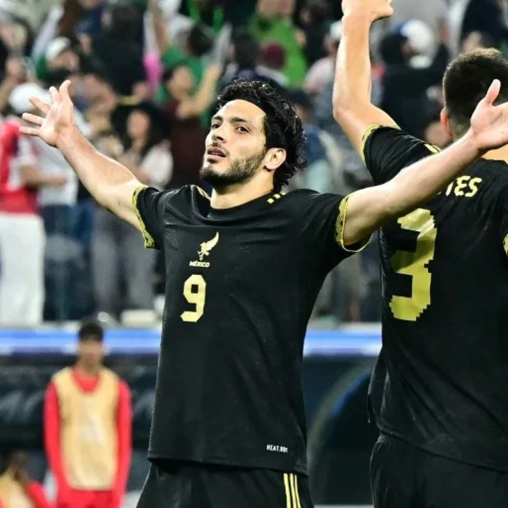 Jimenez on the double as Mexico down Panama Jimenez on the double as Mexico down Panama