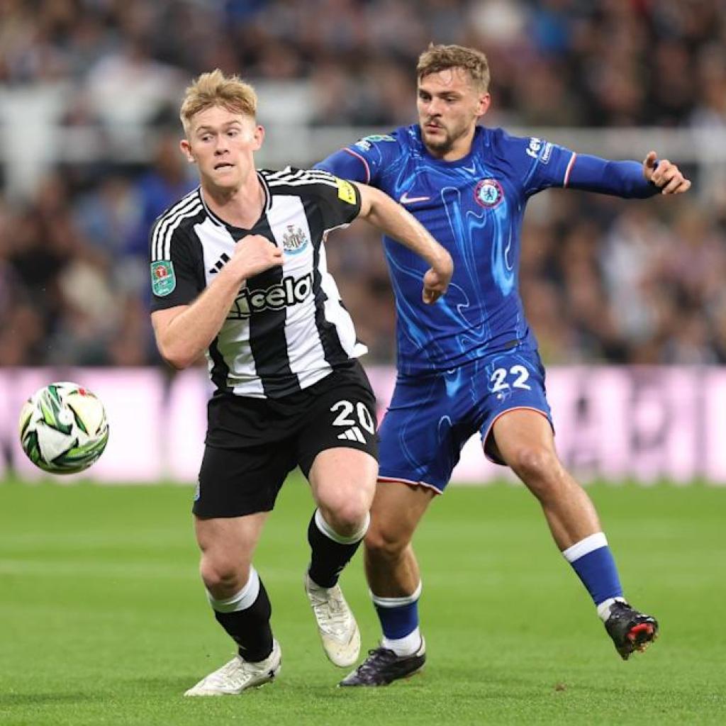 Manchester United on alert for shock Premier League midfielder switch deal Manchester United on alert for shock Premier League midfielder switch deal