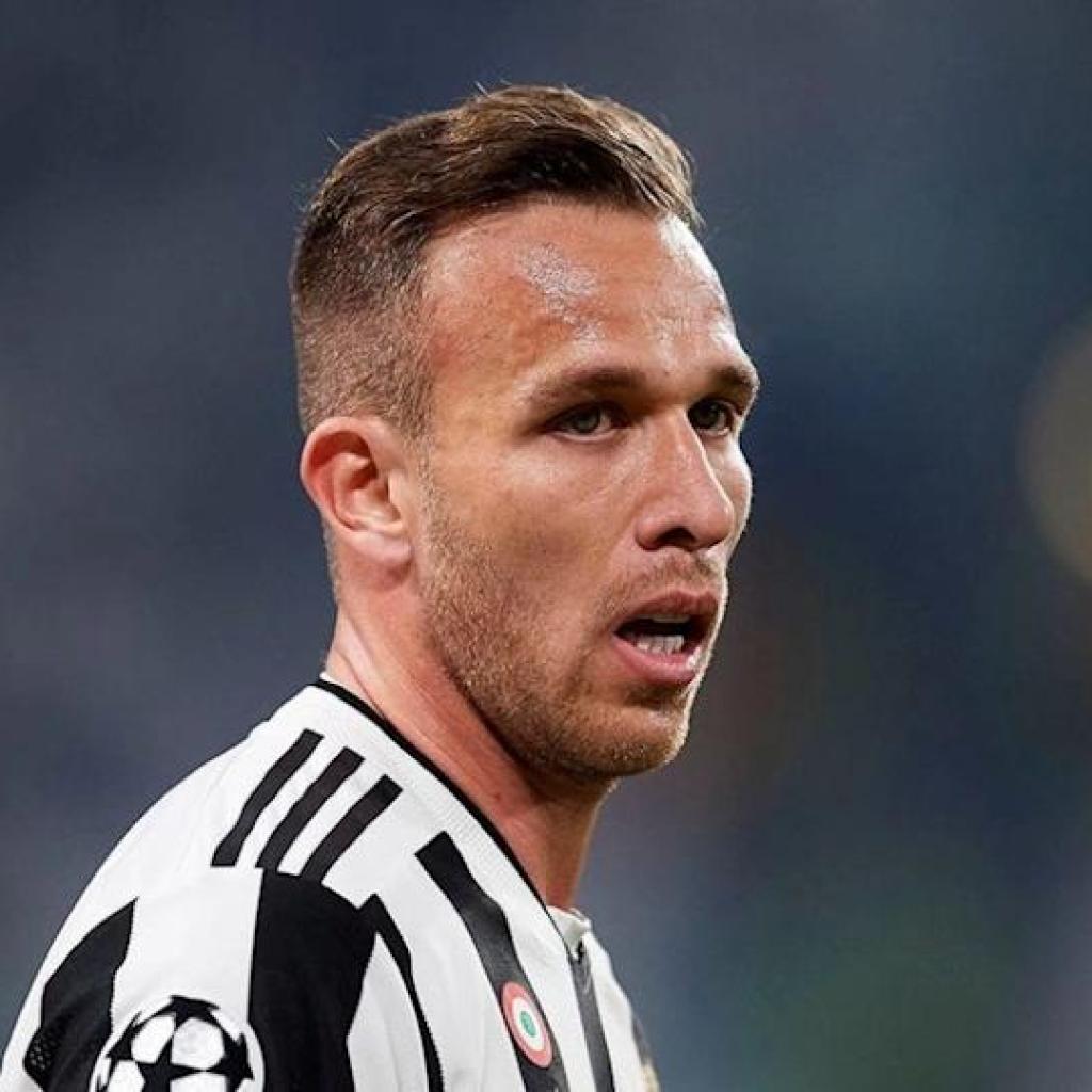 Girona lead race to signal ex-Barcelona midfielder Girona lead race to signal ex-Barcelona midfielder