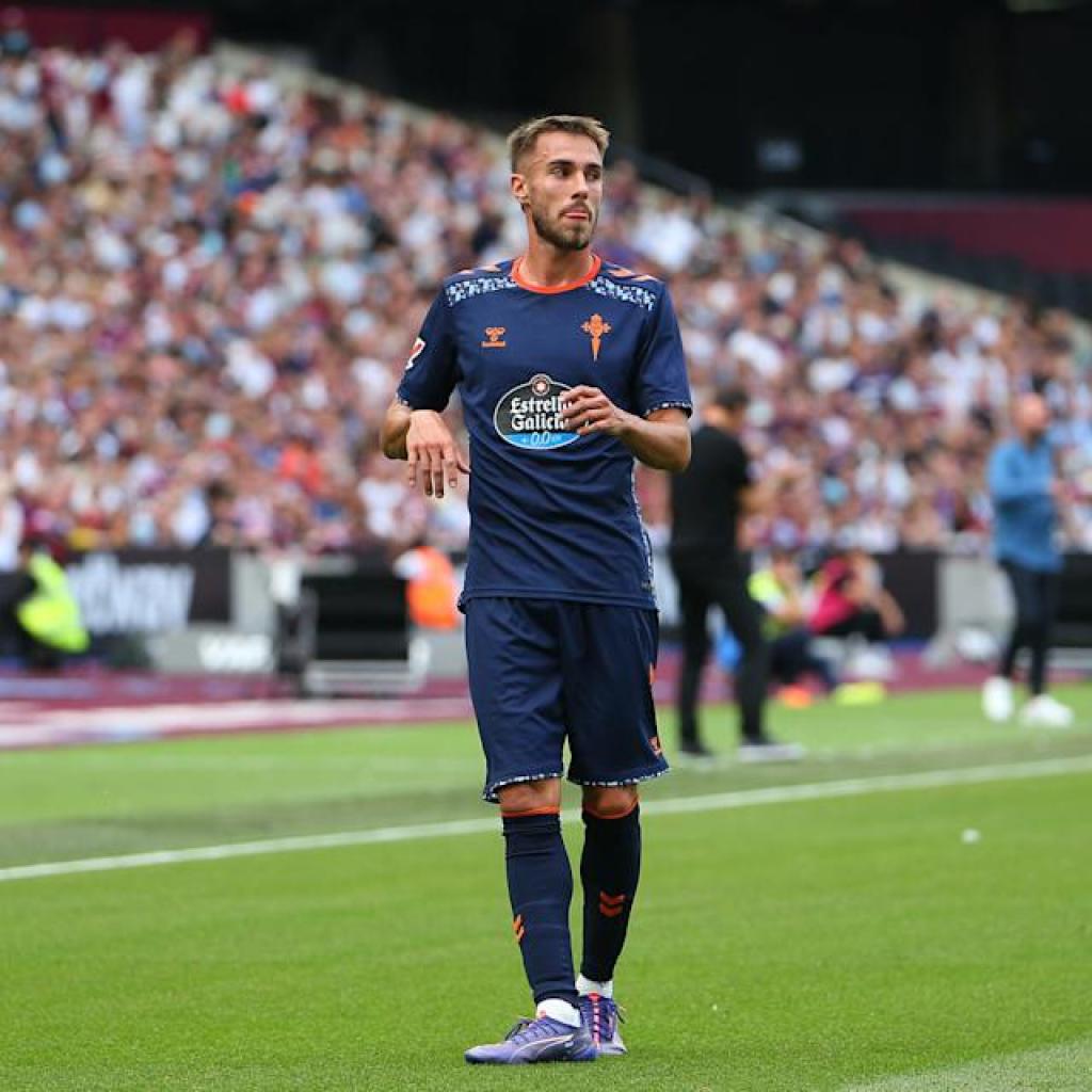 Report: Liverpool eye La Liga defender to switch key right-back position Report: Liverpool eye La Liga defender to switch key right-back position