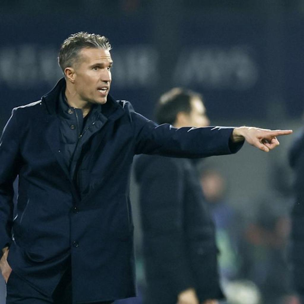 Van Persie protest towards Inter penalty with Feyenoord Van Persie protest towards Inter penalty with Feyenoord