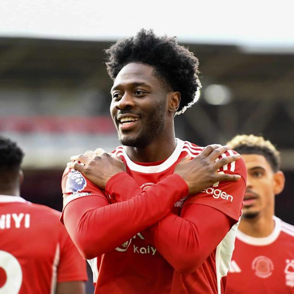 Man Metropolis ‘contemplating transfer’ to signal Premier League defender Man Metropolis ‘contemplating transfer’ to signal Premier League defender