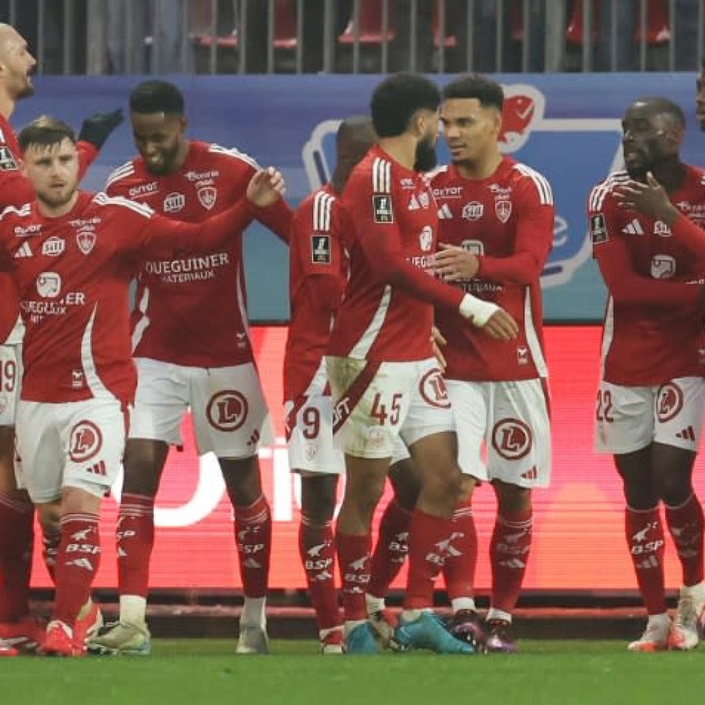 Lyon slip to Ligue 1 loss at Brest Lyon slip to Ligue 1 loss at Brest