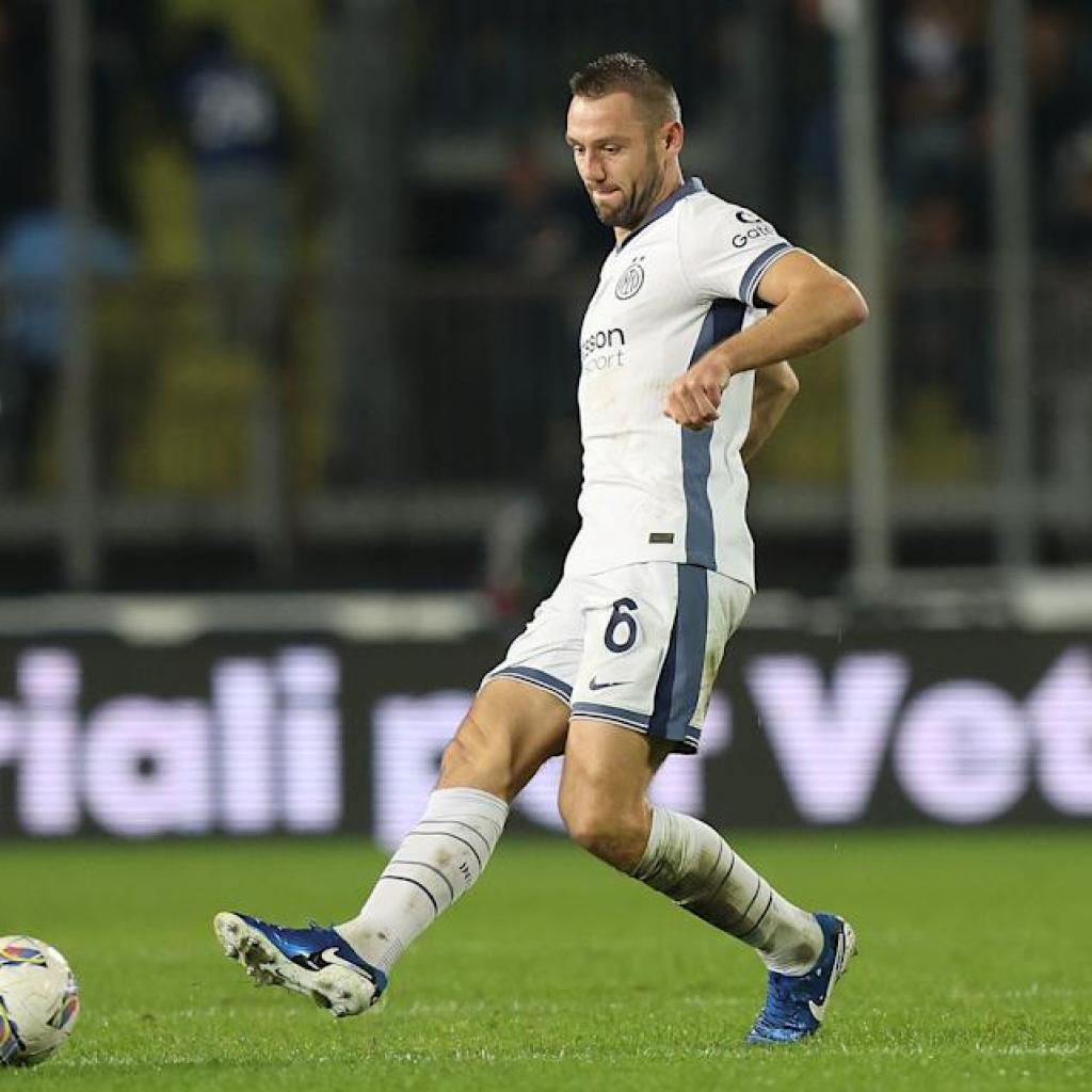 Photograph – Netherlands Star Celebrates Main Milestone: 250 Appearances For Inter Milan Photograph – Netherlands Star Celebrates Main Milestone: 250 Appearances For Inter Milan