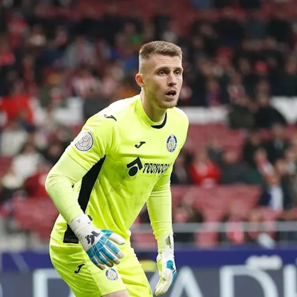 La Liga goalkeeper noticed at Metropolitano supporting Atletico Madrid towards Barcelona La Liga goalkeeper noticed at Metropolitano supporting Atletico Madrid towards Barcelona