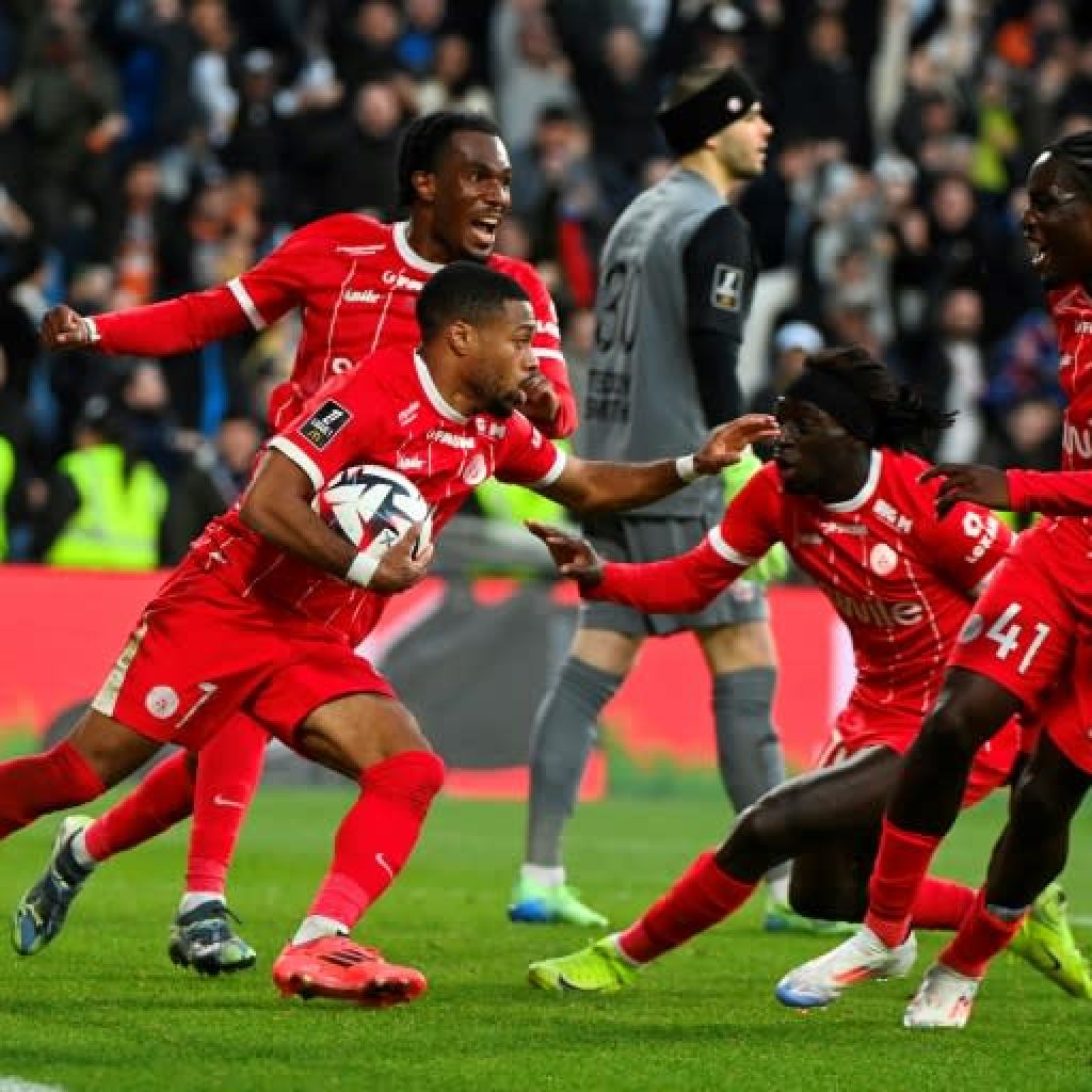 Lyon see off Good in Ligue 1, Lille slip up Lyon see off Good in Ligue 1, Lille slip up