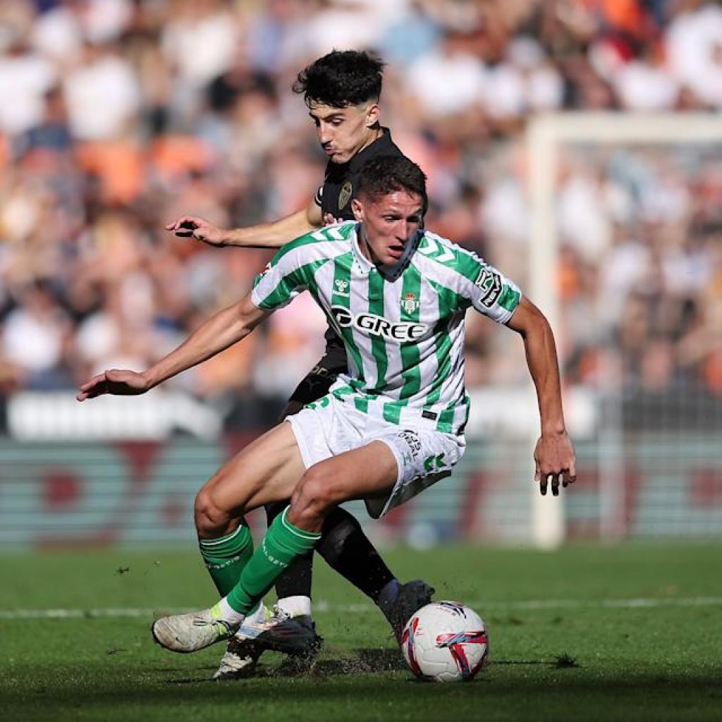 Two Premier League golf equipment set sights on Actual Betis star Two Premier League golf equipment set sights on Actual Betis star