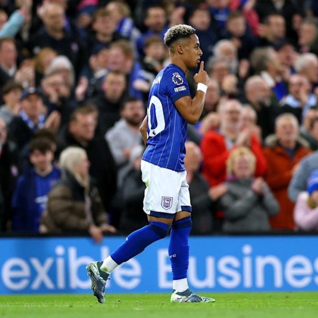 Former Gunner scores 1st Premier League purpose vs Manchester United Former Gunner scores 1st Premier League purpose vs Manchester United