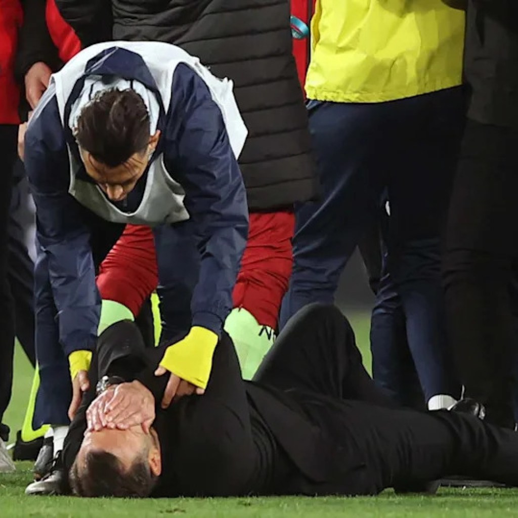 Jose Mourinho grabs different coach’s nostril in weird confrontation after Turkish Cup loss Jose Mourinho grabs different coach’s nostril in weird confrontation after Turkish Cup loss
