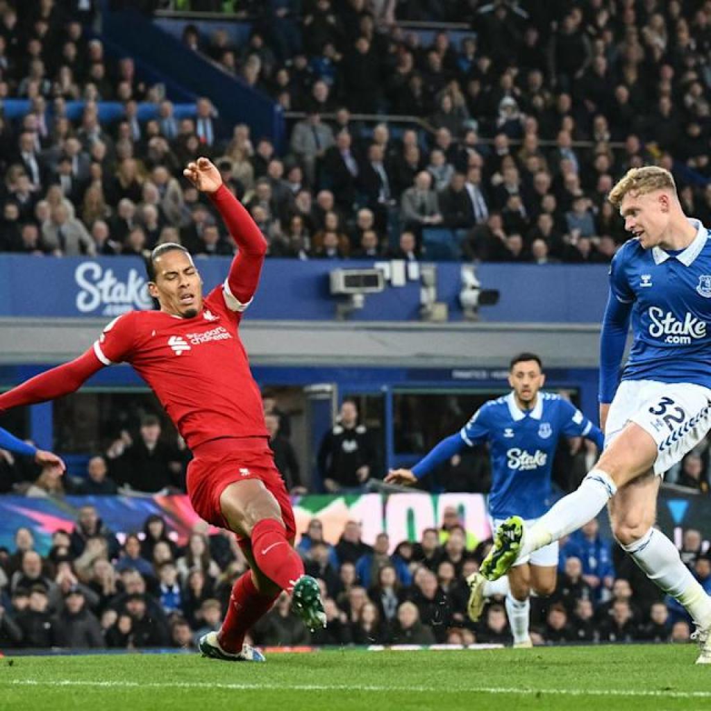 Report: Manchester United Eyeing Transfer to Signal Two Premier League Defenders Report: Manchester United Eyeing Transfer to Signal Two Premier League Defenders