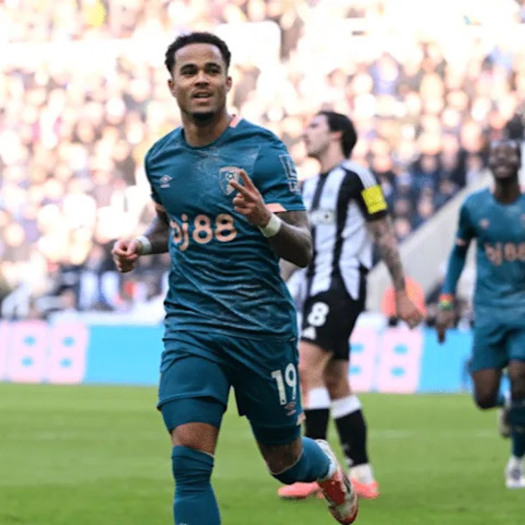 Kluivert claims Premier League Participant of the Month award Kluivert claims Premier League Participant of the Month award