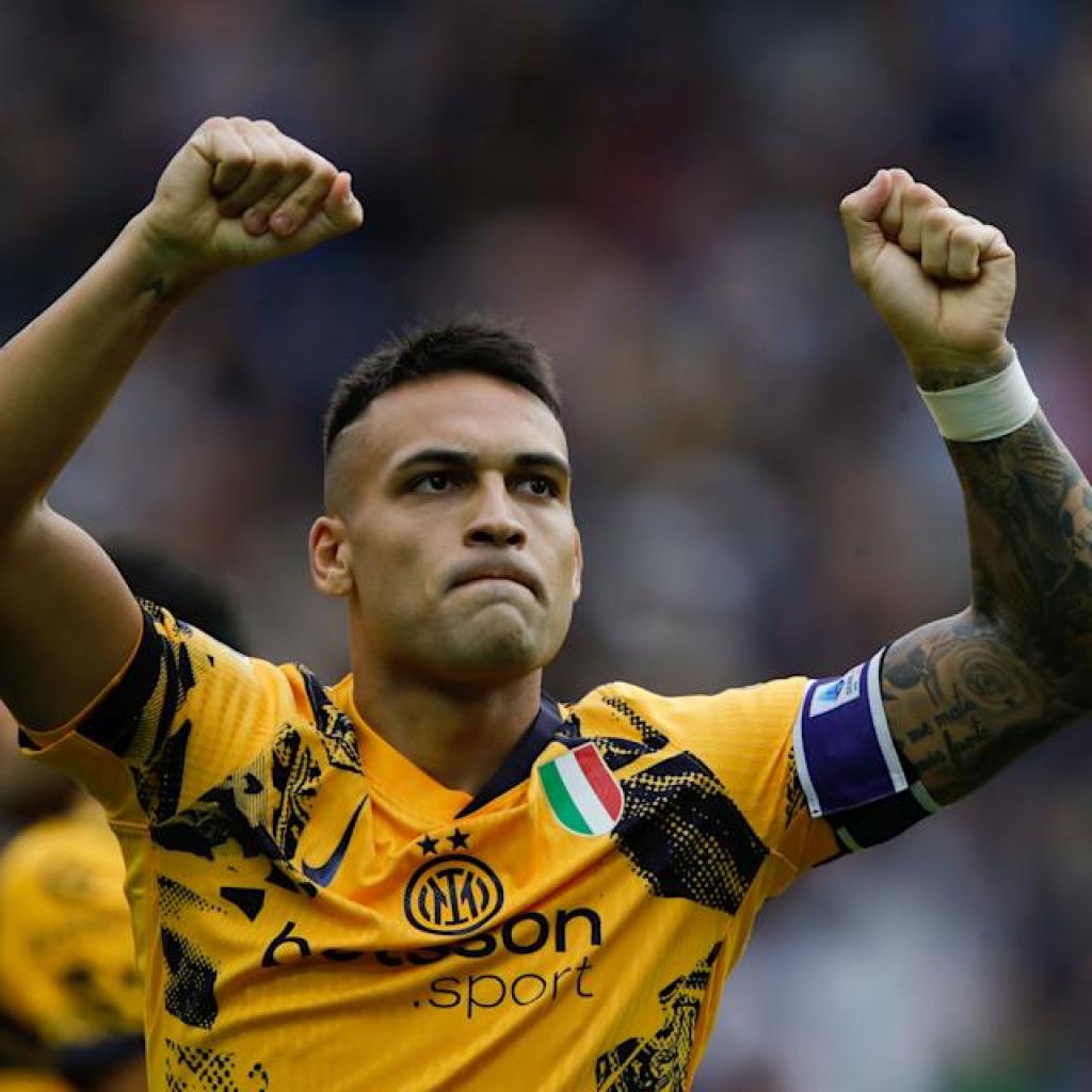 Photograph – Argentina FIFA World Cup Champion Celebrates Inter Milan 1-0 Serie A Win Vs Venezia Photograph – Argentina FIFA World Cup Champion Celebrates Inter Milan 1-0 Serie A Win Vs Venezia