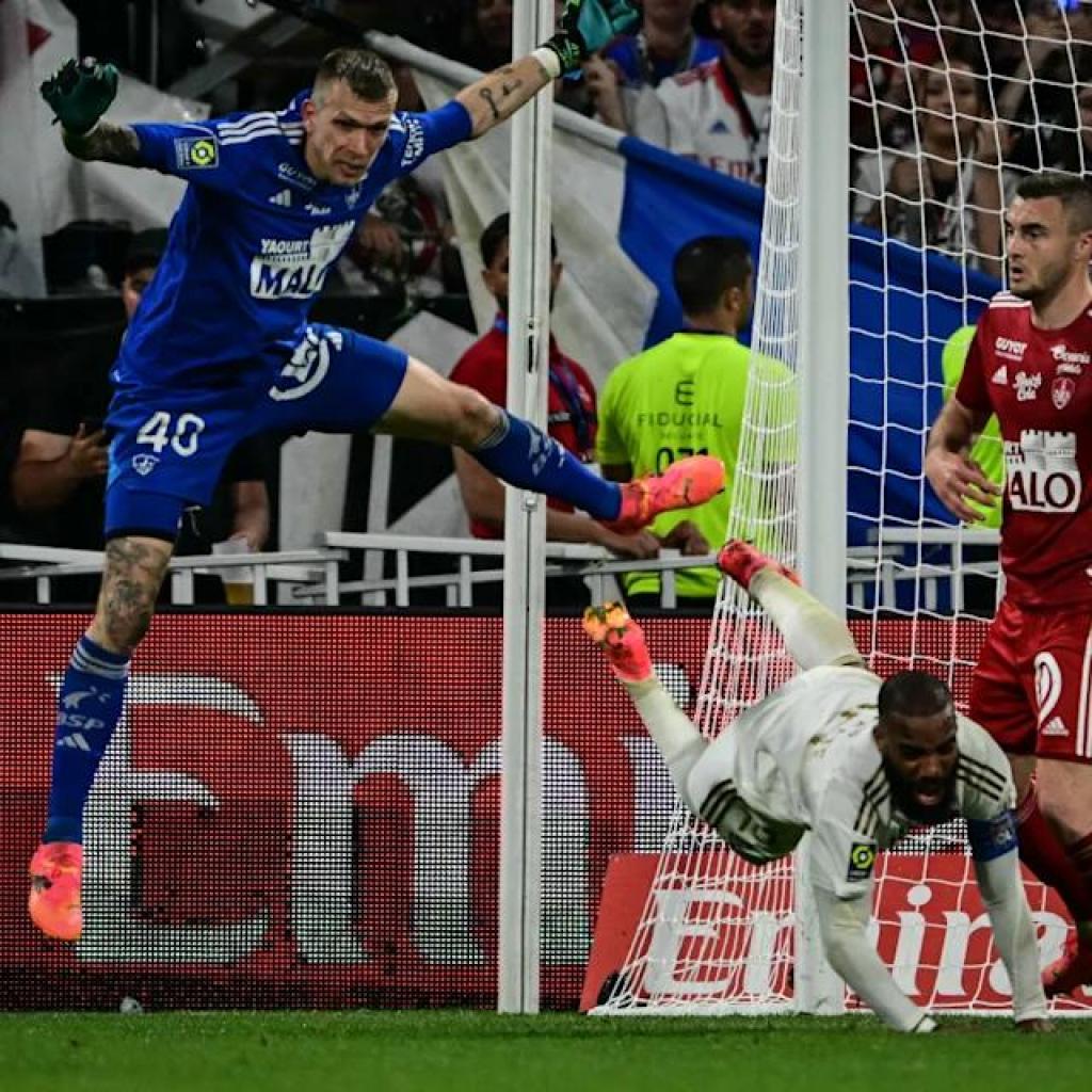 PROFILE | Marco Bizot – Brest’s shot-stopper peaking in his twilight years PROFILE | Marco Bizot – Brest’s shot-stopper peaking in his twilight years