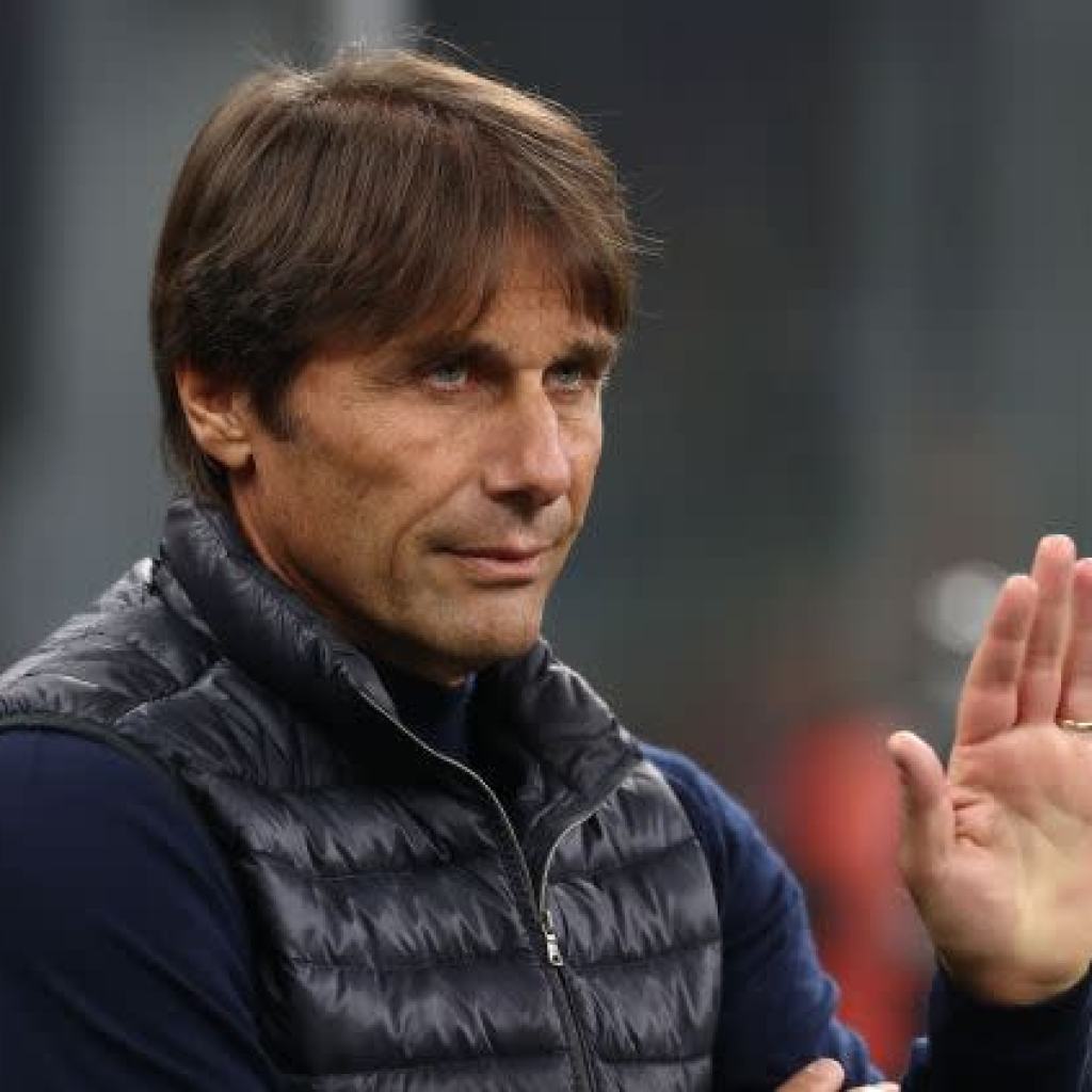 Napoli Spared No Expense in First Window Beneath Conte Napoli Spared No Expense in First Window Beneath Conte