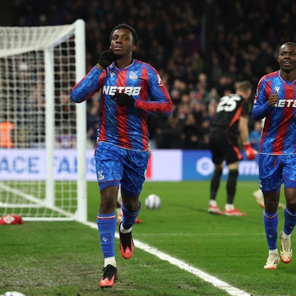 Former Gunner mobbed by teammates after 1st Premier League objective Former Gunner mobbed by teammates after 1st Premier League objective