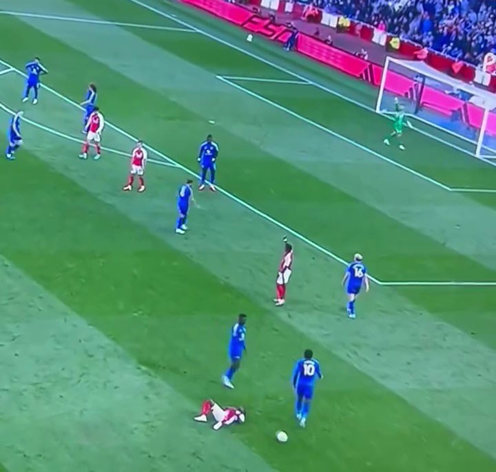 Arsenal fans furious as Leicester star avoids red for same offence as Trossard Arsenal fans furious as Leicester star avoids red for same offence as Trossard