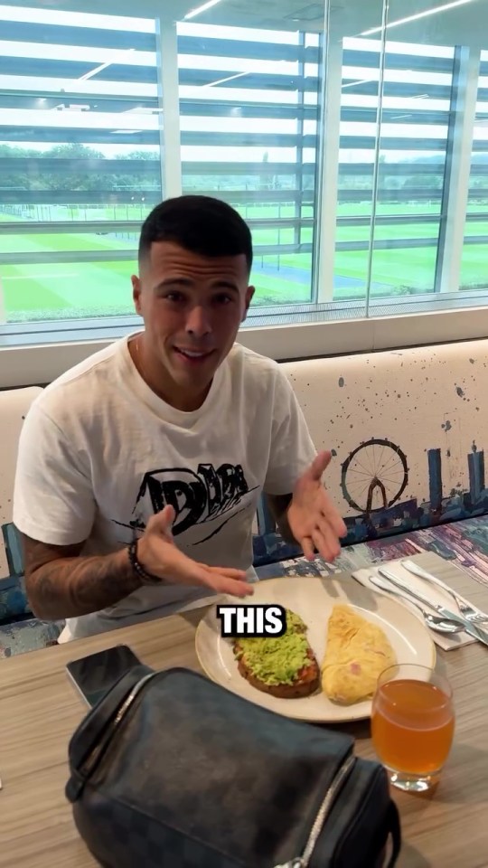 Fans say 'I need that' as video of Spurs' fancy boot cleaner steals show in clip Fans say 'I need that' as video of Spurs' fancy boot cleaner steals show in clip