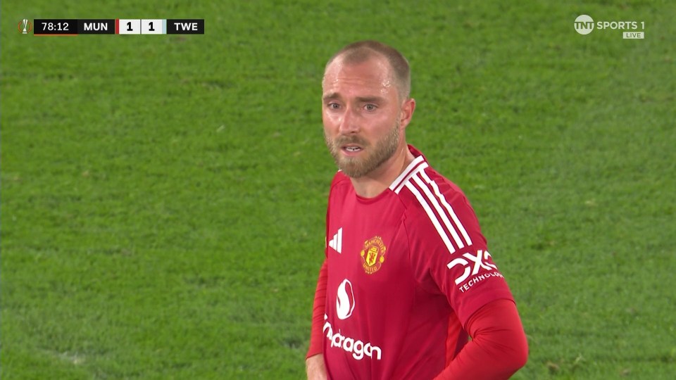 Man Utd star left in disbelief at being substituted in FC Twente clash Man Utd star left in disbelief at being substituted in FC Twente clash
