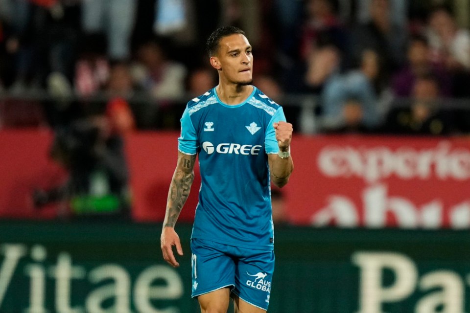 Man Utd fans say Antony 'deserves another chance' after weaker foot volley Man Utd fans say Antony 'deserves another chance' after weaker foot volley