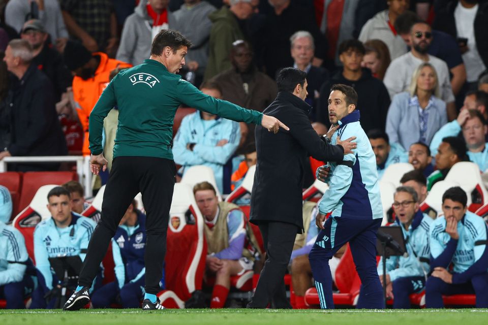 Mikel Arteta caught pulling Arsenal coach away from fourth official Mikel Arteta caught pulling Arsenal coach away from fourth official
