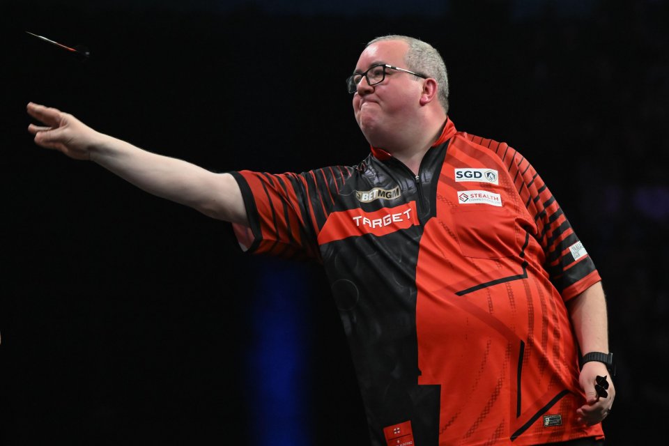 Liverpool legend looks unrecognisable in picture with darts star Stephen Bunting Liverpool legend looks unrecognisable in picture with darts star Stephen Bunting