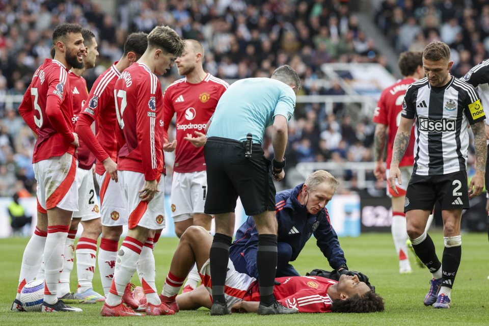 Huge Man Utd blow as Joshua Zirkzee in danger of missing rest of season Huge Man Utd blow as Joshua Zirkzee in danger of missing rest of season