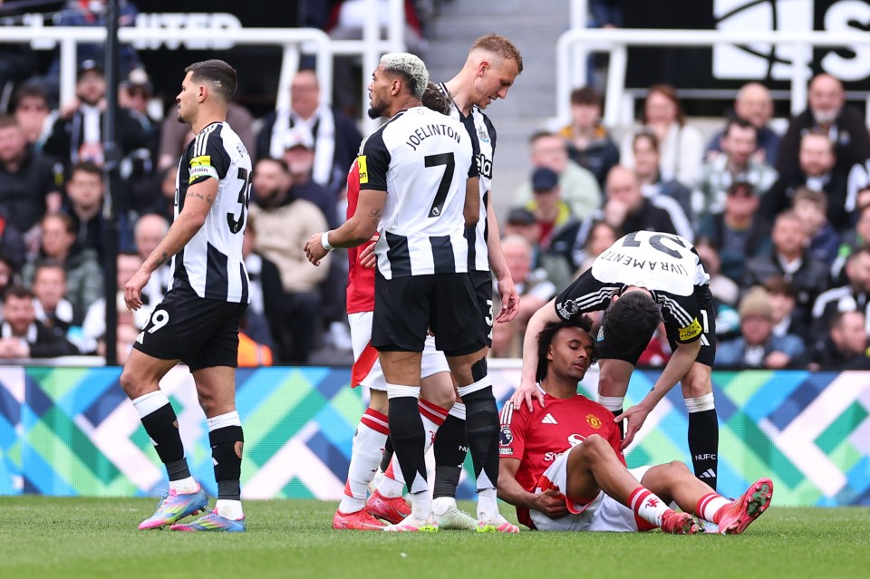 Man Utd suffer Europa League injury blow as gutted Zirkzee helped off pitch Man Utd suffer Europa League injury blow as gutted Zirkzee helped off pitch
