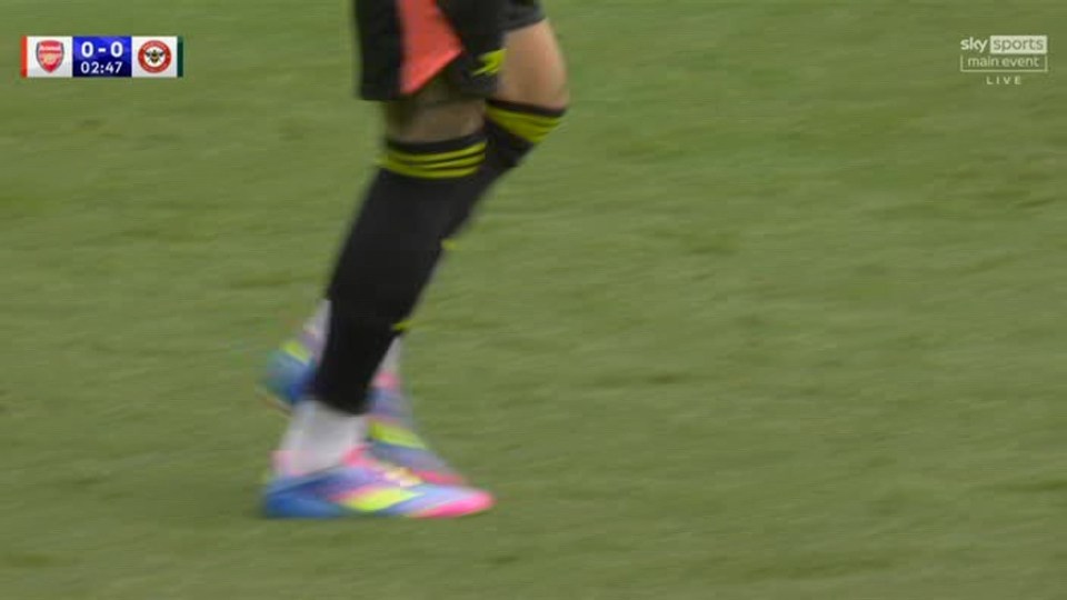 Arsenal star David Raya forced into emergency kit change before Brentford clash Arsenal star David Raya forced into emergency kit change before Brentford clash