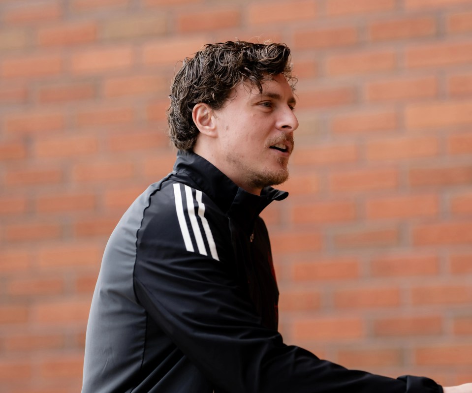 Man Utd star Lindelof forced to leave Old Trafford following 'personal issue' Man Utd star Lindelof forced to leave Old Trafford following 'personal issue'