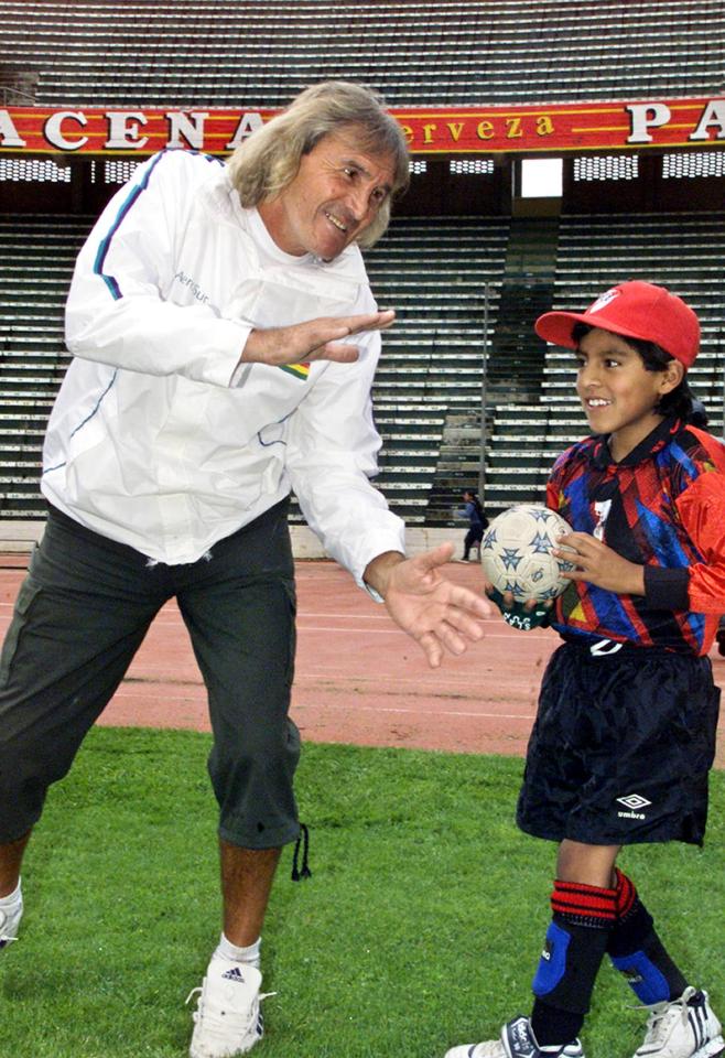 Argentina legend dies aged 80, after 'complications' following hip surgery Argentina legend dies aged 80, after 'complications' following hip surgery