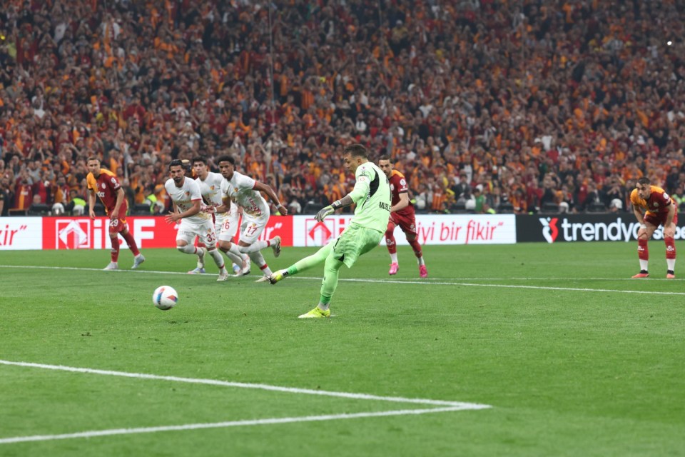 Much-loved World Cup goalkeeper, 38, scores penalty to win title for Euro giants Much-loved World Cup goalkeeper, 38, scores penalty to win title for Euro giants