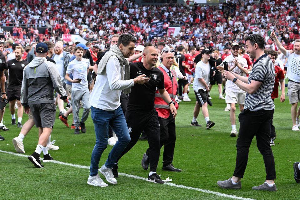 Bristol City boss using videos of star CROWDSURFING on pitch to inspire players Bristol City boss using videos of star CROWDSURFING on pitch to inspire players