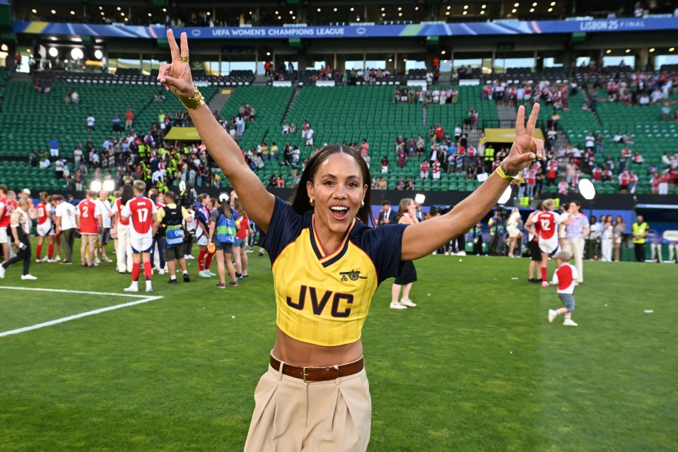 Alex Scott shows off midriff in retro Arsenal kit & sips bubbly with Jess Glynne Alex Scott shows off midriff in retro Arsenal kit & sips bubbly with Jess Glynne