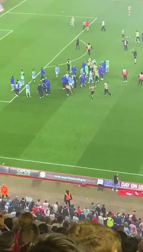 Frank Lampard fumes after being harassed for selfie by pitch invader Frank Lampard fumes after being harassed for selfie by pitch invader