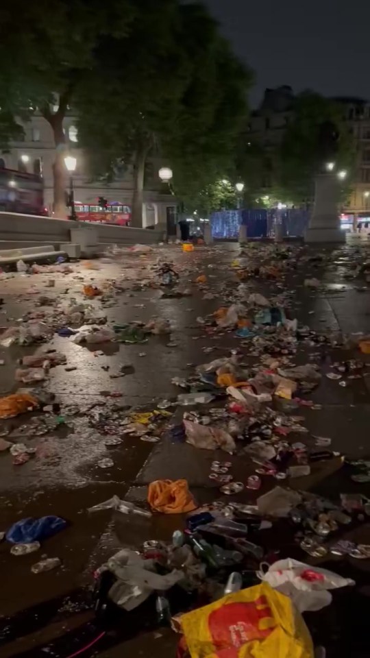 Sunderland fans blasted for 'disgusting' state of Trafalgar Square after party Sunderland fans blasted for 'disgusting' state of Trafalgar Square after party