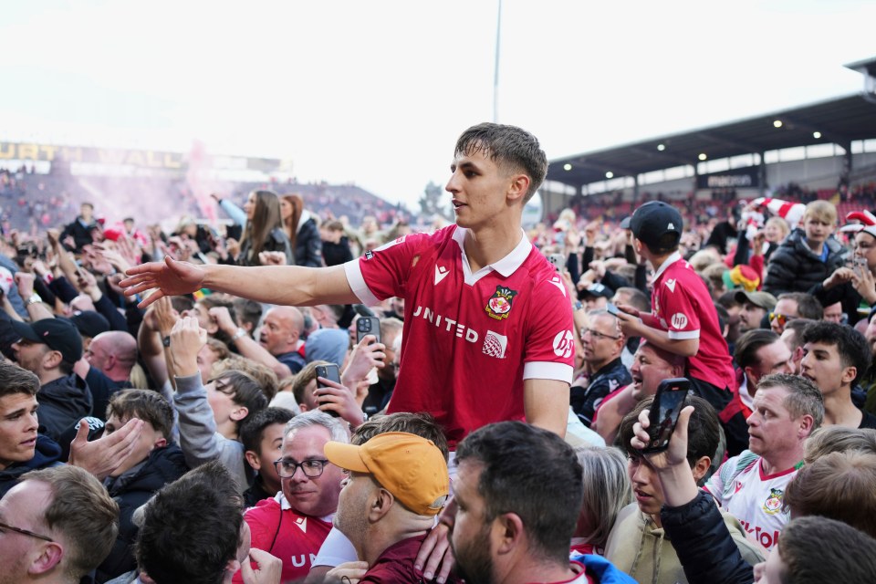 Ryan Reynolds splashes out £500k to send Wrexham to Vegas for third year in row Ryan Reynolds splashes out £500k to send Wrexham to Vegas for third year in row