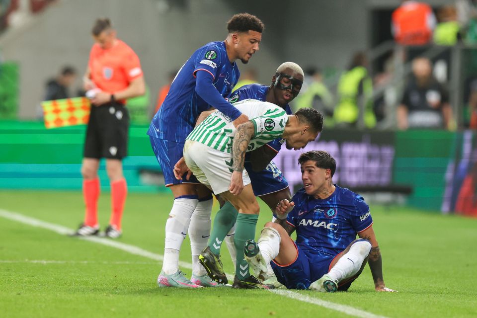 Antony in moment of madness as Man Utd flop appears to HEADBUTT Enzo Fernandez Antony in moment of madness as Man Utd flop appears to HEADBUTT Enzo Fernandez