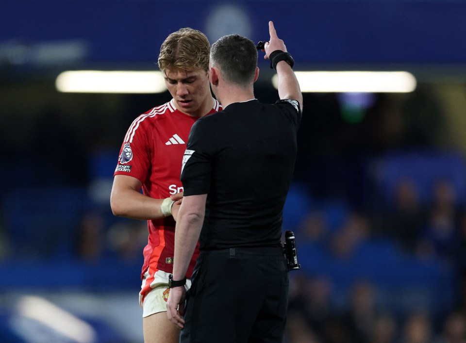 Chelsea vs Man Utd interrupted as referee takes issue with Hojlund's clothing Chelsea vs Man Utd interrupted as referee takes issue with Hojlund's clothing