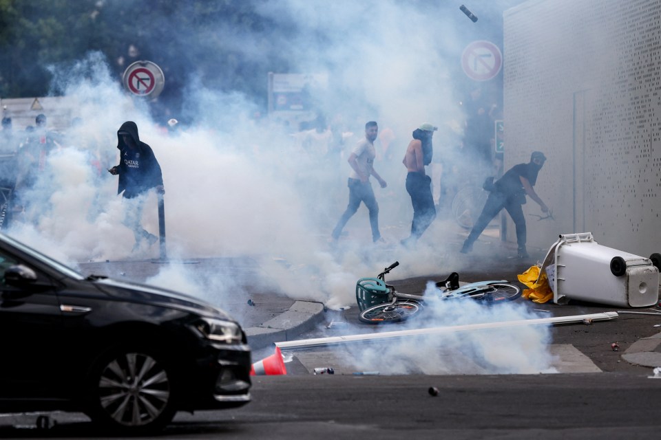 Chaos erupts in Paris as riot cops clash with PSG fans at victory parade Chaos erupts in Paris as riot cops clash with PSG fans at victory parade