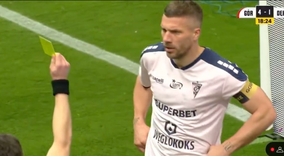 Arsenal legend apologises after horror KNEE-HIGH tackle in five-a-side match Arsenal legend apologises after horror KNEE-HIGH tackle in five-a-side match